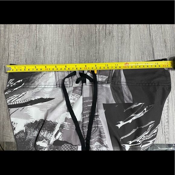 Men’s Quicksilver Board Shorts Size 32” Waist - Picture 3 of 3